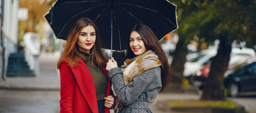 deux femmes qui tiennent un parapluie